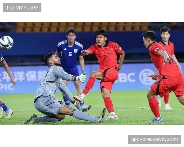 训练特写：夏季联赛队伍已开始集训，年轻球员在教练指导下苦练低位防守基本功